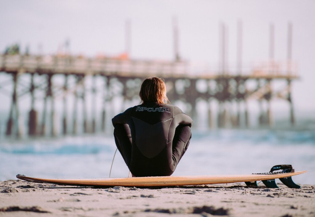 surfer-uebt-sich-in-geduld